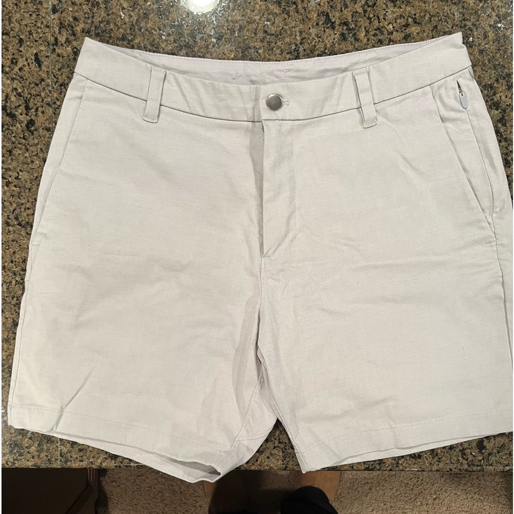 Lulu Lemon Men’s Flat Front Short Light Gray 32 Waist